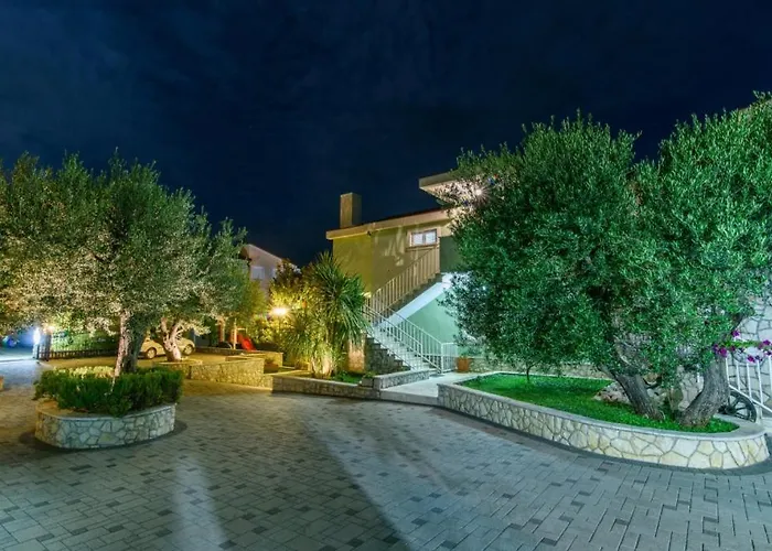 In Okrug Gornji With Terrace, Air Conditioning, Wifi 3436-1
