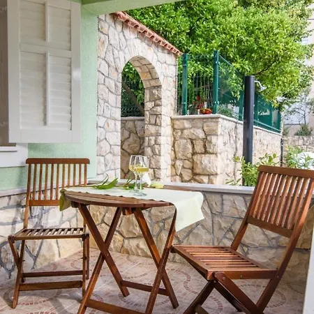 In Okrug Gornji With Terrace, Air Conditioning, Wifi 3436-1 شقة *