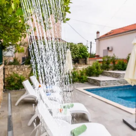 In Okrug Gornji With Terrace, Air Conditioning, Wifi 3436-1 * تروغير