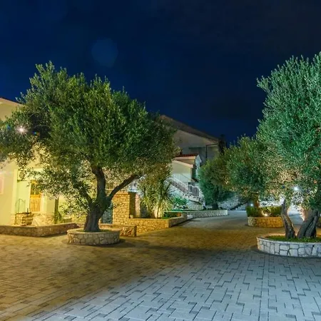 In Okrug Gornji With Terrace, Air Conditioning, Wifi 3436-1 Apartament