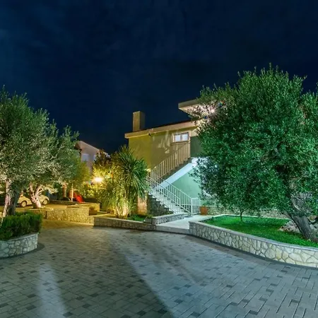 In Okrug Gornji With Terrace, Air Conditioning, Wifi 3436-1