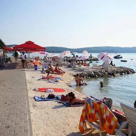 In Okrug Gornji With Terrace, Air Conditioning, Wifi 3436-1 شقة تروغير